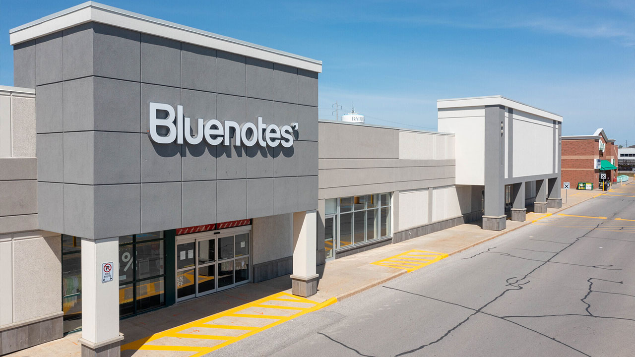 Image of a clothing store at a commercial retail center in Aurora, Ontario with real estate space for rent 