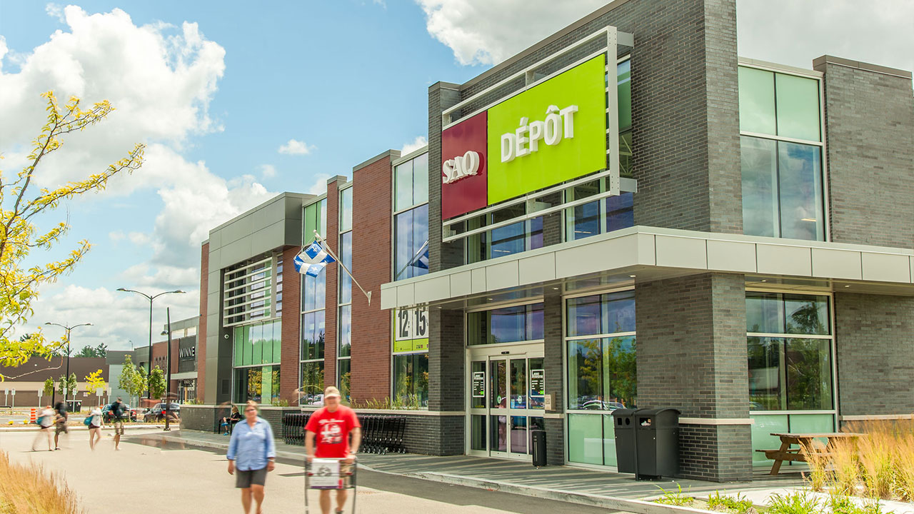 Image of a liquor store at the SmartCentres retail shopping center in Blainville, Quebec 