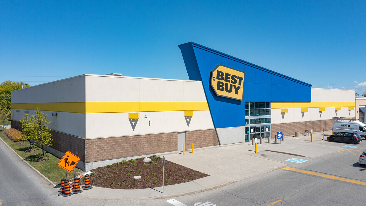 Photo of Cambridge Best Buy tech and electronics store at the SmartCentres commerical retail property