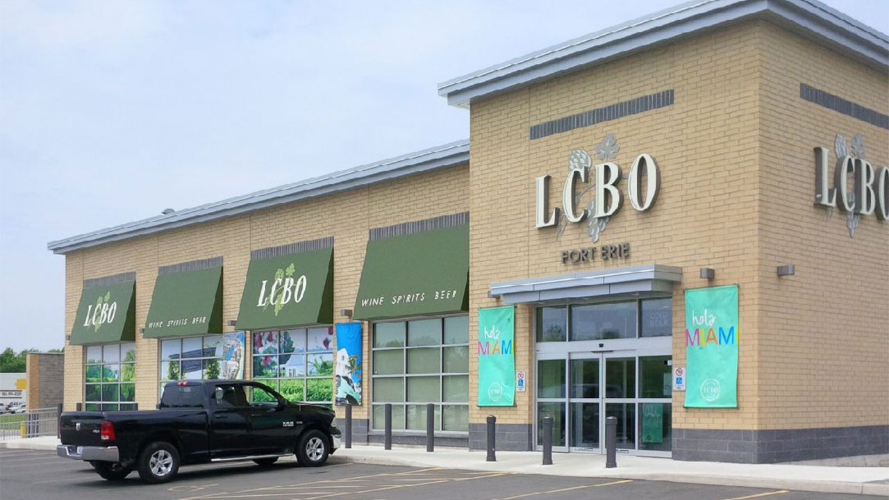 Photo of an LCBO at the SmartCentres open-air shopping center in Fort Erie, Ontario