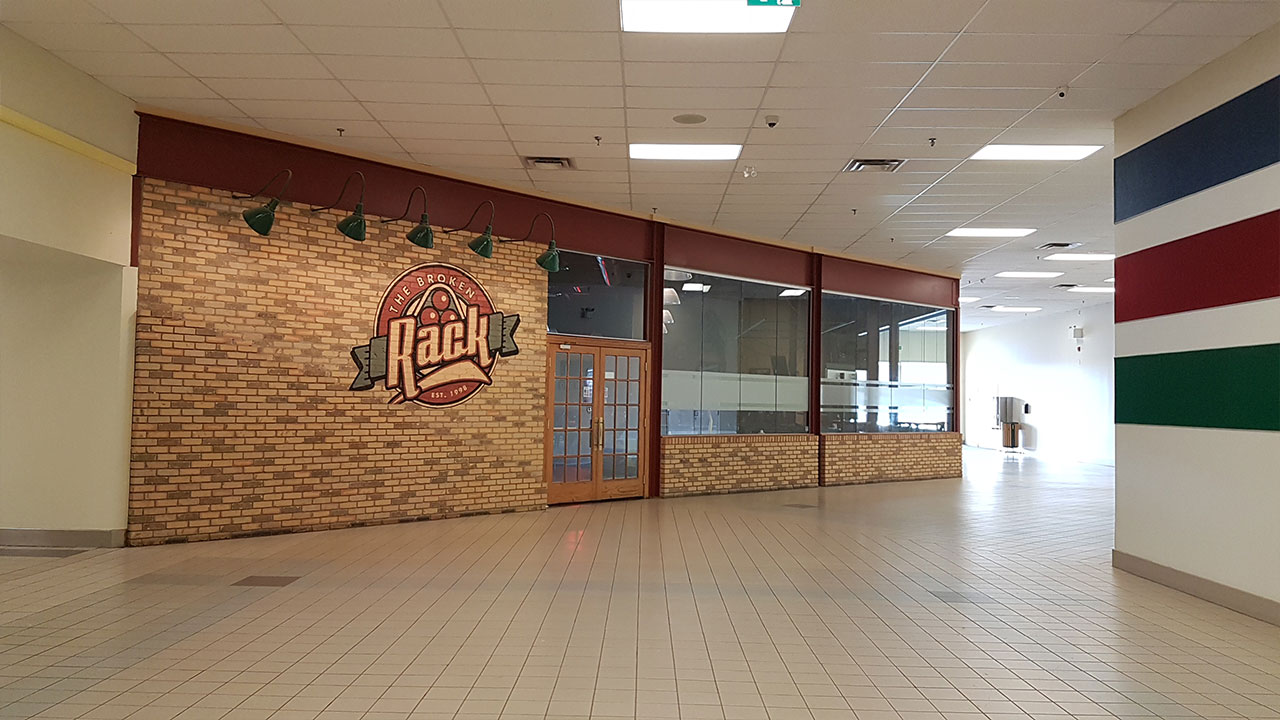 Image of a restuarant, bar and patio at the SmartCenters shopping center with available space for lease in Regina