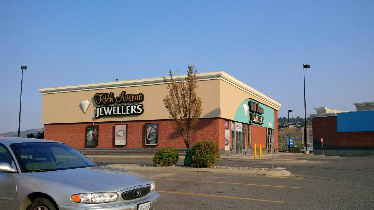 Image of a jewlery store in Kamloops, BC at the SmartCentres commercial retail property 
