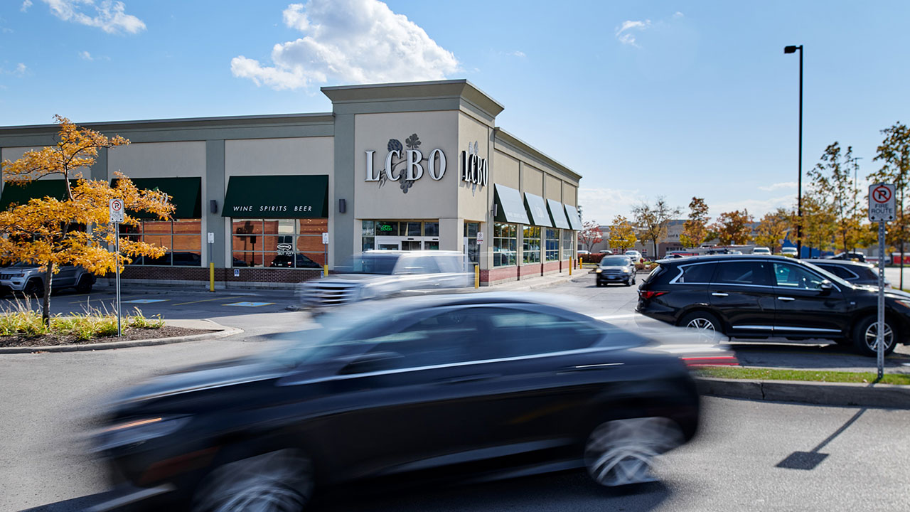 Photo of the LCBO in a shopping center in Oakville, Ontario with available space for lease 