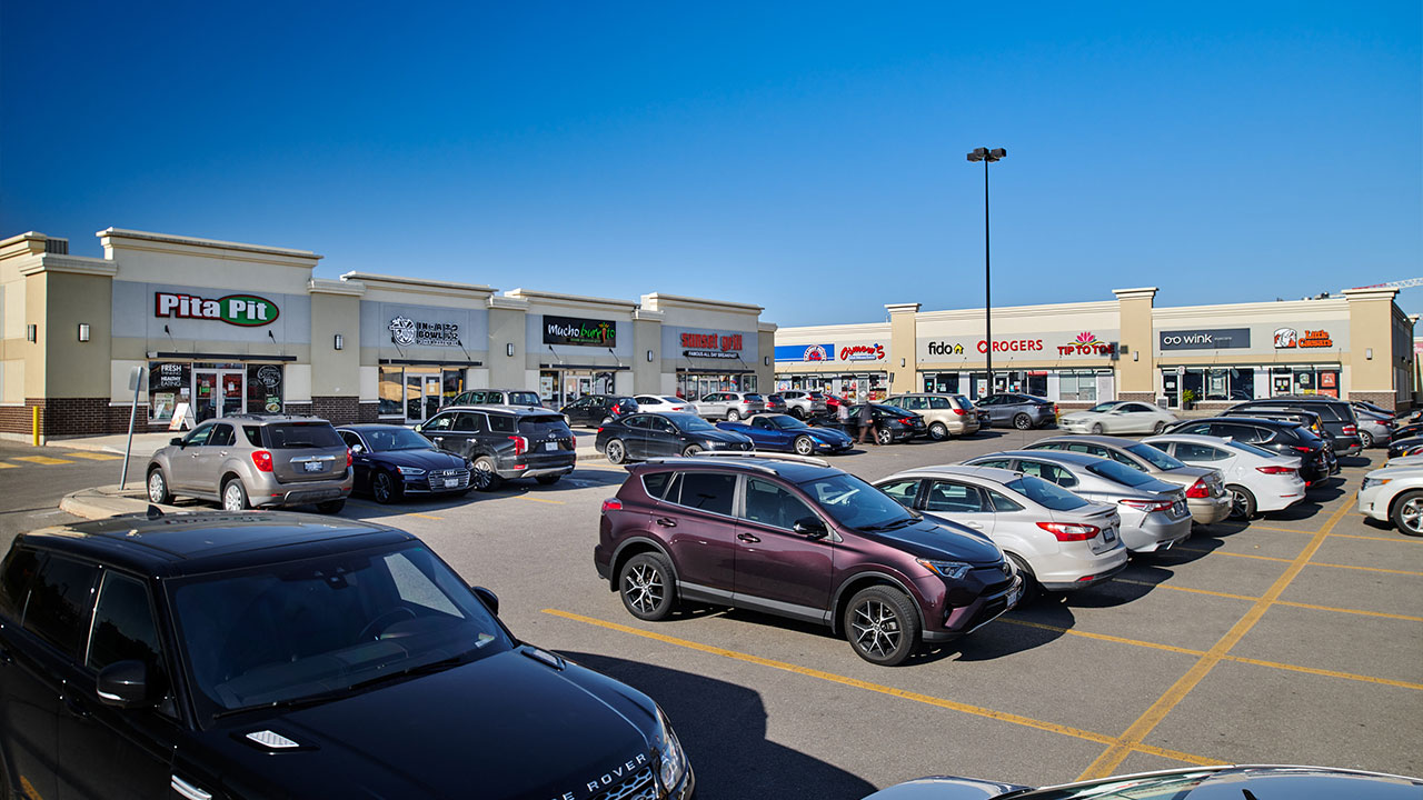 Photo of quick serve and dine-in restaurants, electronic stores and other retailers at the SmartCentres Oakville North shopping center 