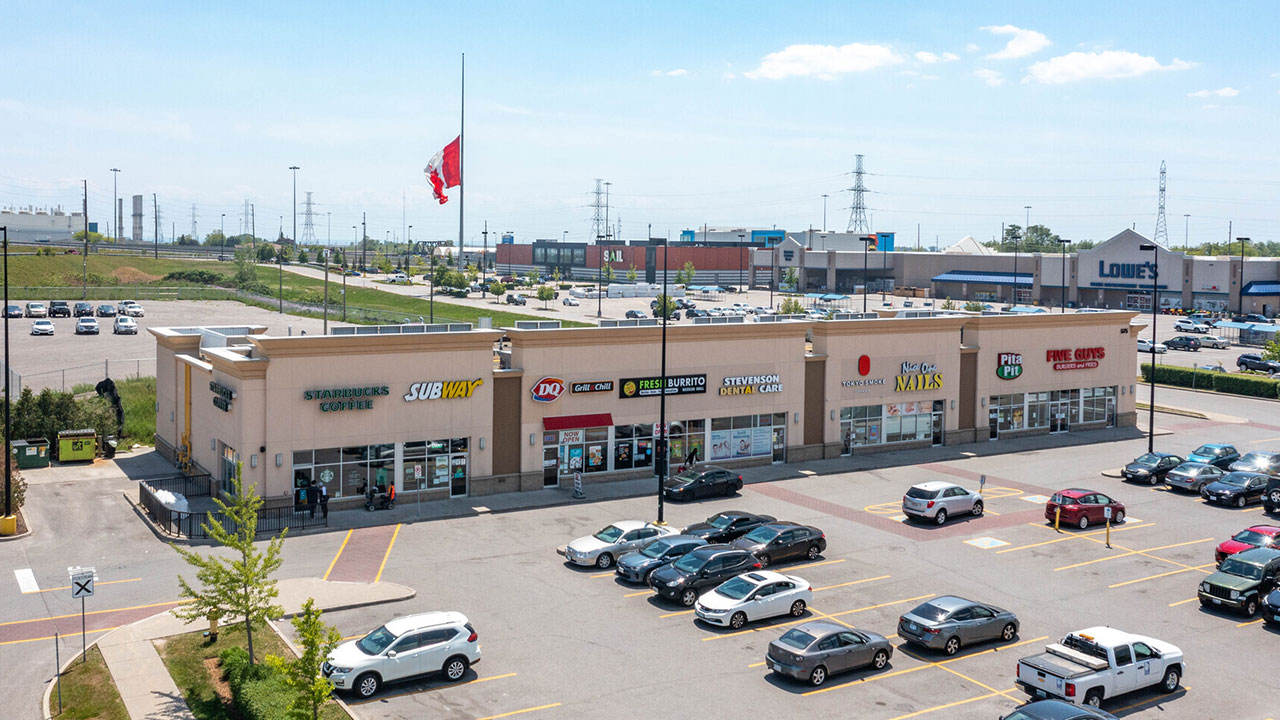 Image of Starbucks coffee shop and quick-serve restaurants at the SmartCentres Oshawa South retail property 