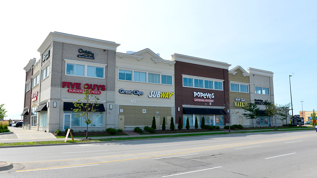 Image of quick serve restaurants and personal care services at the SmartCentres Vaughan property